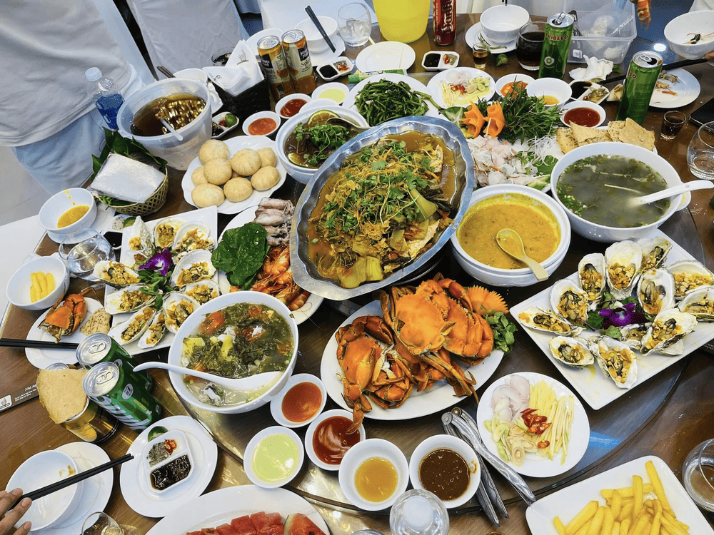 Du kh&aacute;ch c&oacute; thể thưởng thức ẩm thực đặc sản Ninh B&igrave;nh tại Thung Nham (Nguồn: Fanpage Khu du lịch sinh th&aacute;i Thung Nham - Ninh B&igrave;nh)